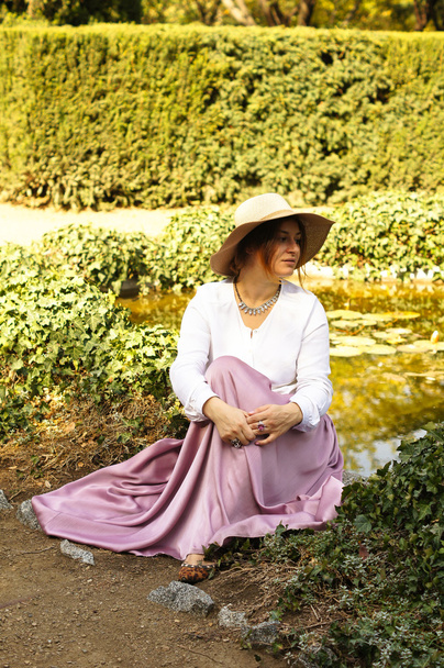 žena u rybníka s liliemi - Fotografie, Obrázek