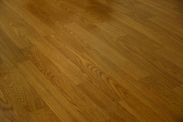 καφέ ξύλο laminate καθαρό πάτωμα γυαλισμένο στο σπίτι - Φωτογραφία, εικόνα