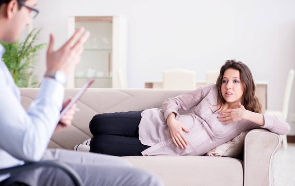 Беременная женщина посещает врача-психолога - Фото, изображение