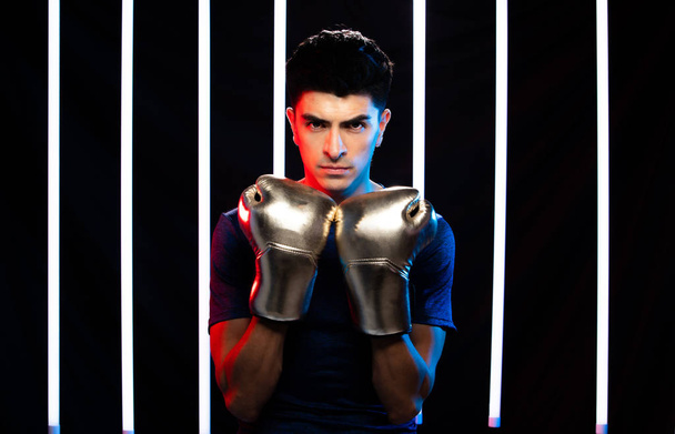 Athlète Homme entraînement boxe sport dans Modern Gym
 - Photo, image