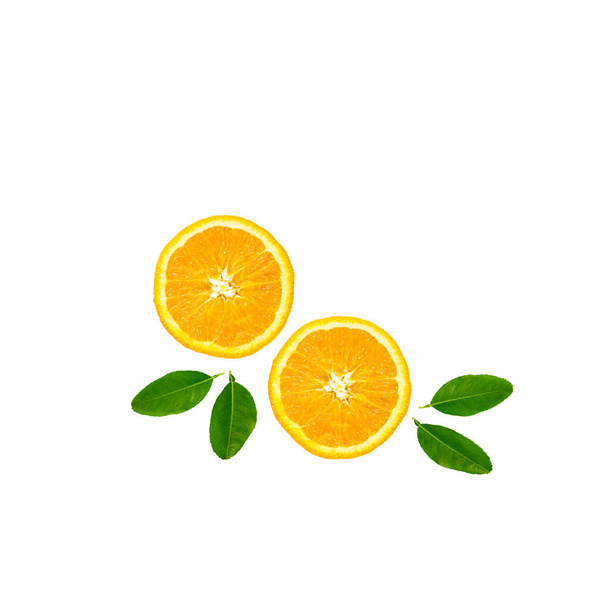 Rebanadas de fruta naranja con hojas aisladas sobre fondo blanco
. - Foto, imagen