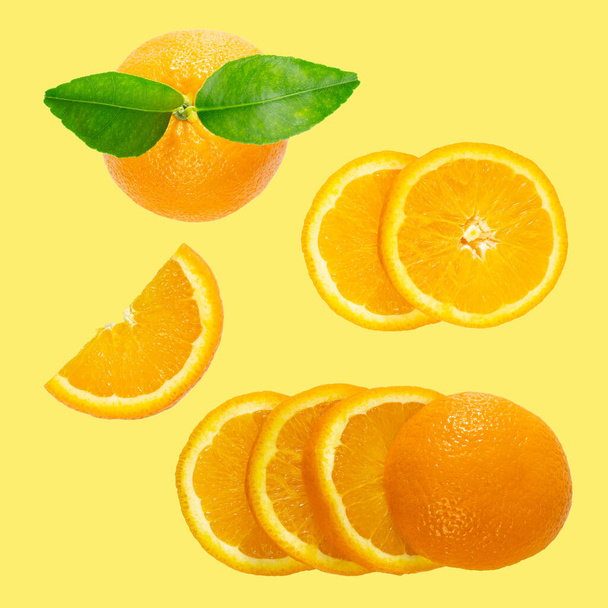 Ορισμός φέτας πορτοκαλιού σε κίτρινο φόντο. - Φωτογραφία, εικόνα