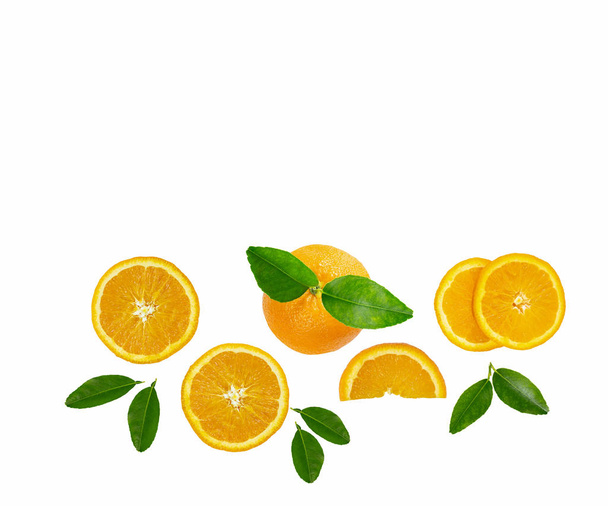 Set fette di frutta arancione con foglie isolate su sfondo bianco
. - Foto, immagini
