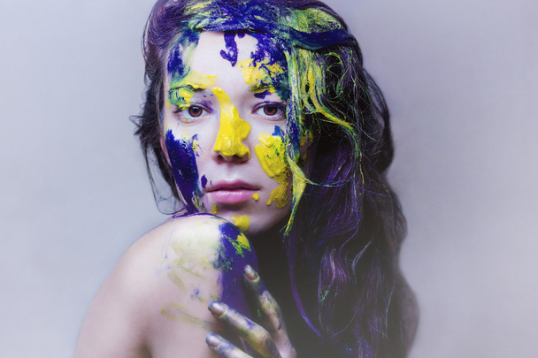 Ritratto di bellezza di una ragazza dipinta di blu e giallo
 - Foto, immagini