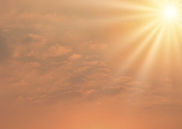 Красивое небо заката и облака с ярким светом, сумеречное небо и солнечные лучи, оранжевый и красный фон неба со светом солнца-изображения - Фото, изображение