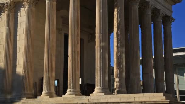 Nime, Gard, Occitanie, Γαλλία. Ο ρωμαϊκός ναός χρονολογείται περίπου 4-7 Ad, στο παρασκήνιο, το Carree d 'Art από Norman Foster εγκαινιάστηκε το 1993. - Πλάνα, βίντεο