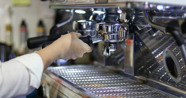 Donne asiatiche Barista sorridente e utilizzando la macchina da caffè nel banco della caffetteria - Lavoratore donna piccolo imprenditore cibo e bevande caffè concetto - Foto, immagini