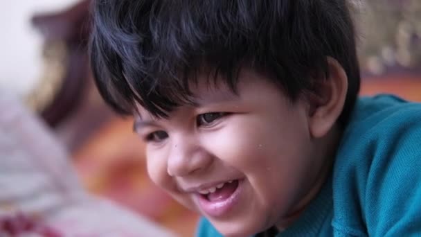 boldog ázsiai játékosan baba lány, közelről  - Felvétel, videó