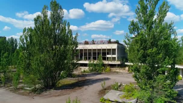 Luftaufnahme eines verlassenen Sportkomplexes in der Stadt Pripyat in der Nähe von Tschernobyl - Filmmaterial, Video