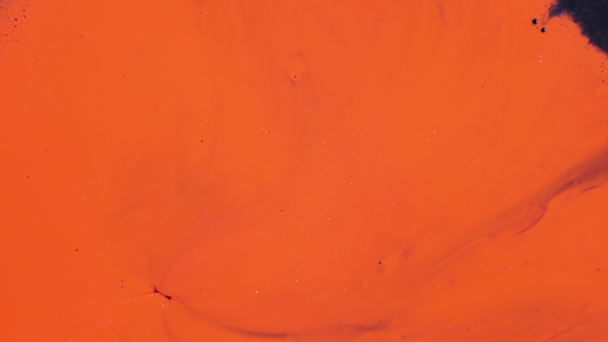 Piękne abstrakcyjne pomarańczowo-czarne tło z jasnymi bąbelkami jasnej farby. Piękne tło. Płynny makijaż z bliska. Makro 4K UHD wideo - Materiał filmowy, wideo