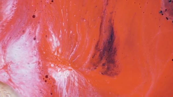 Mooie abstracte oranje en zwarte achtergrond met heldere bellen van heldere verf. Schoonheidsontwerp achtergrond. Vloeibare make-up foundation beweegt close-up. Macro 4K UHD-video - Video