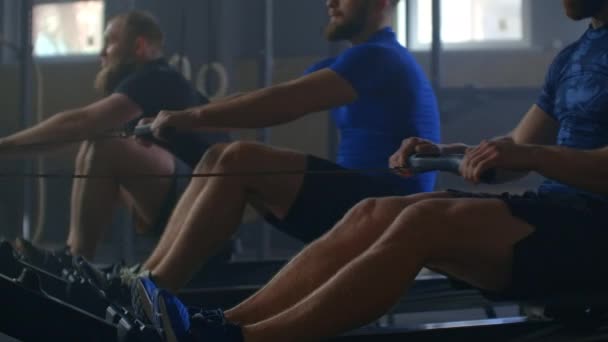 Fitness amis entraînement sur la machine ergomètre rangée à la salle de gym cross
 - Séquence, vidéo