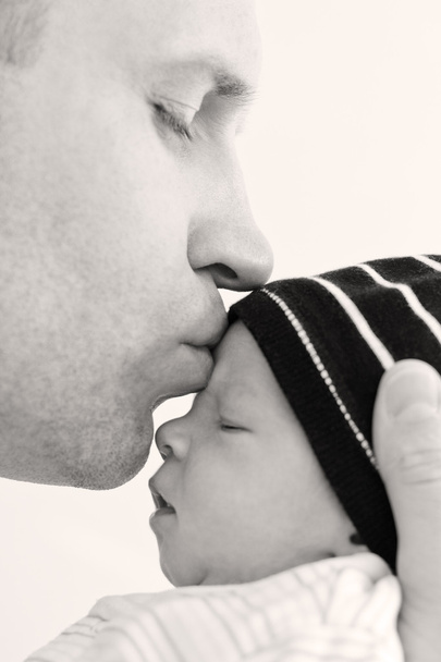szczęśliwy ojciec pocałunki nowo narodzonego syna - Zdjęcie, obraz