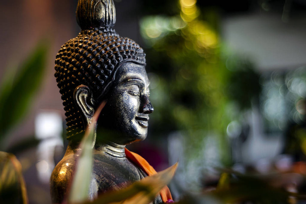Budda posąg w ogrodzie wewnętrznym w tropikalnym barze w Tajlandii - Zdjęcie, obraz