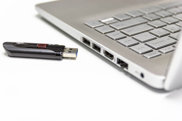 στικάκι με φορητό υπολογιστή για τη θύρα USB  - Φωτογραφία, εικόνα