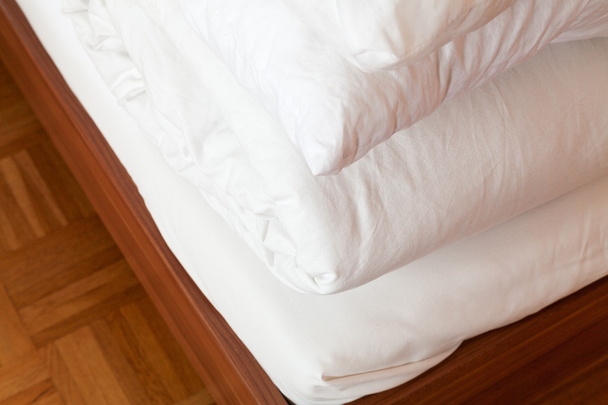 ropa de cama escondida en cama doble
 - Foto, Imagen