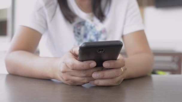 Mulher entrega mensagem de texto no telefone inteligente móvel para comunicação e bate-papo no social online
. - Filmagem, Vídeo