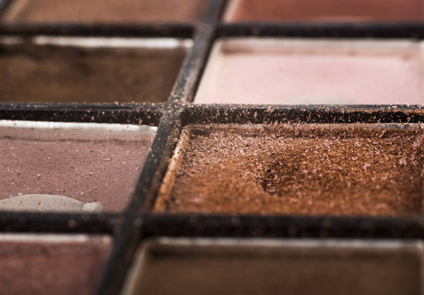 sombra de ojos tonos beige utilizados por el artista de maquillaje
 - Foto, imagen