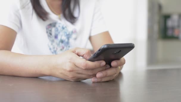 Mulher entrega mensagem de texto no telefone inteligente móvel para comunicação e bate-papo no social online
. - Filmagem, Vídeo