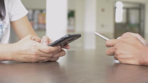Kädet naisen ja miehen tekstiviestejä matkapuhelimeen älypuhelimella viestintään ja chattailuun sosiaalisessa verkossa
. - Materiaali, video