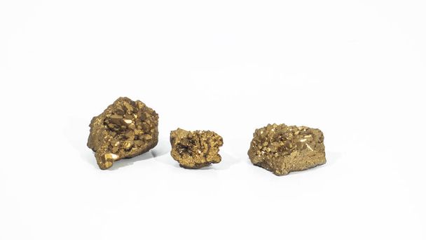 Cuarzo natural oro titanio ágata cristal racimo desnudo. Especímenes minerales de piedra cruda
 - Foto, Imagen