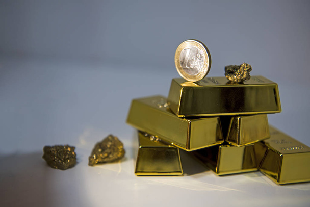Природний кварцовий золотий титан Агат Кристал з золотими смугами. - Фото, зображення