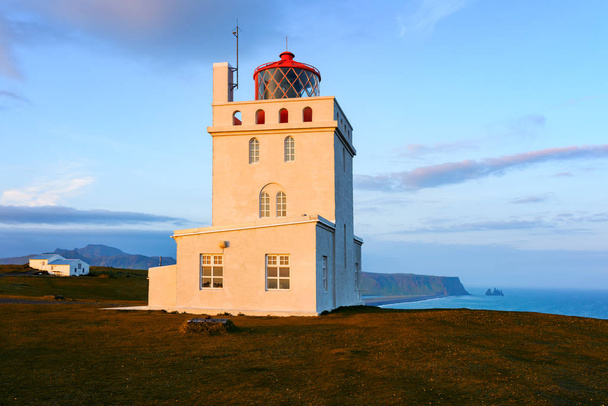 White lighthouse at Cape Dyrholaey - Foto, immagini