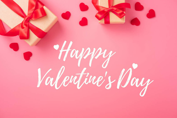 Kraft Ajándék doboz gyönyörű piros szalaggal, koncepció Valentin napi üdvözlőlap szöveggel, lapos laikus, felülnézet. - Fotó, kép