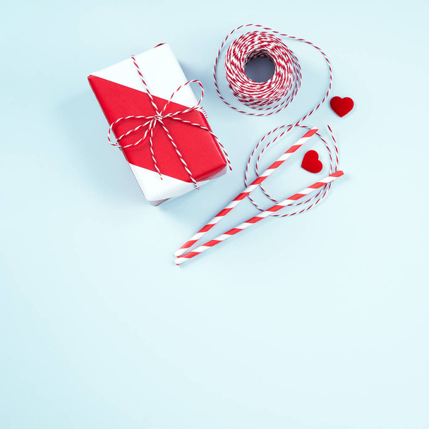 Día de la madre, Día de San Valentín, concepto de diseño de regalo hecho a mano - Caja de regalo envuelta aislada en fondo de color azul claro pastel, posición plana, vista superior
. - Foto, imagen