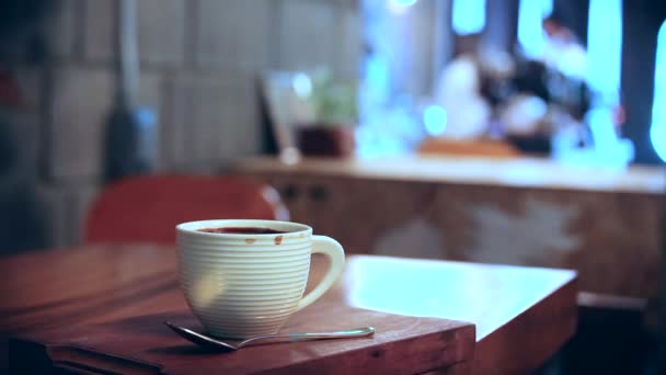 Cafetería en el mostrador son pedir un poco de café en el fondo
  - Metraje, vídeo