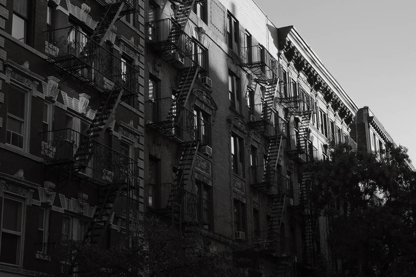 fekete-fehér fénykép, egy new York-i épület külső  - Fotó, kép