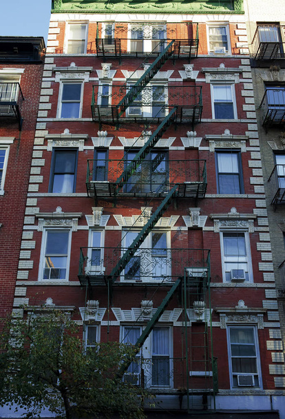 Esterno di un vecchio edificio nel centro storico di New York
 - Foto, immagini