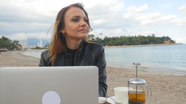Jonge vrouw werkt met laptop buiten - Video