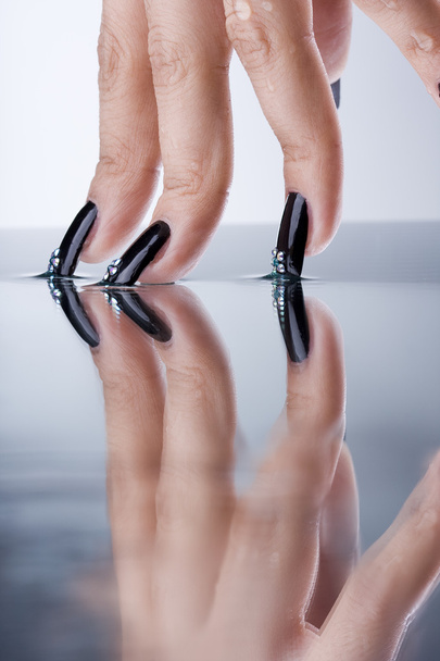 Os belos dedos femininos refinados com manicura de desenho original
 - Foto, Imagem