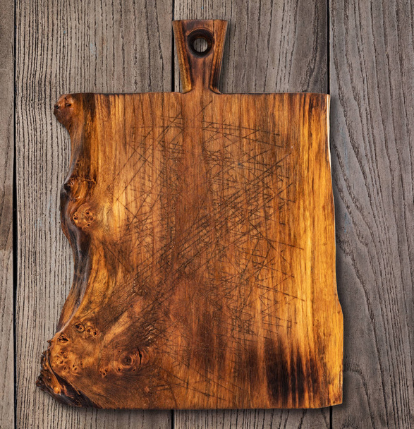 planche à découper sur une table en bois
 - Photo, image