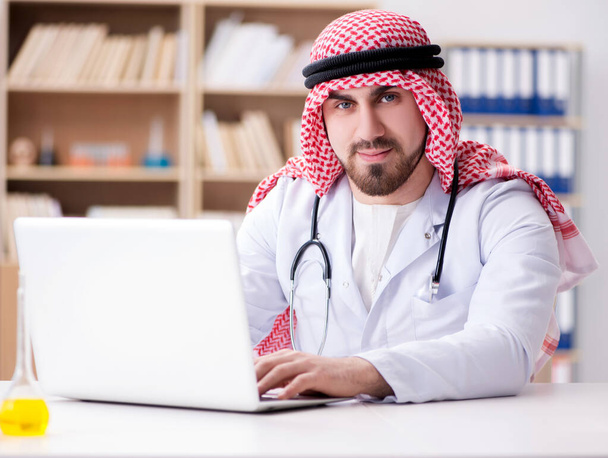 Arabski lekarz pracuje w szpitalu laboratorium - Zdjęcie, obraz