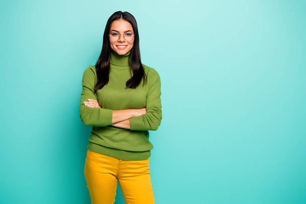 Portrait of her she nice attractive lovely pretty cute cheerful cheery brunet girl executive manager folded arms isolated over bright vivid shine vibrant blue green turquoise color background - Fotó, kép