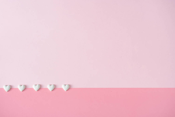 Composizione minimale con cuori bianchi su sfondo rosa pastello. concetto di giorno di San Valentino
 - Foto, immagini
