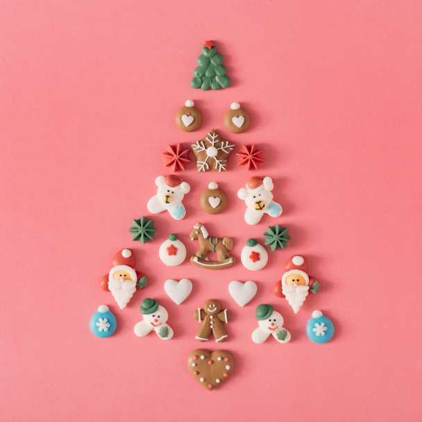 Karácsonyfa édességekkel és sütikkel díszítve. Kreatív karácsonyi háttér. - Fotó, kép