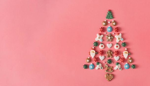 Karácsonyfa édességekkel és sütikkel díszítve. Kreatív karácsonyi háttér. - Fotó, kép