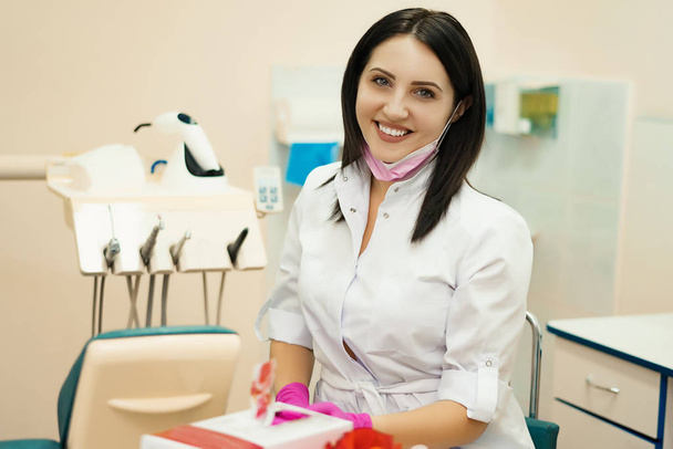 portrait d'une dentiste dans un cabinet dentaire. apparence Âge européen 30 ans
. - Photo, image