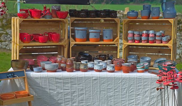 Cabine de marché avec diverses tasses à thé en céramique
 - Photo, image