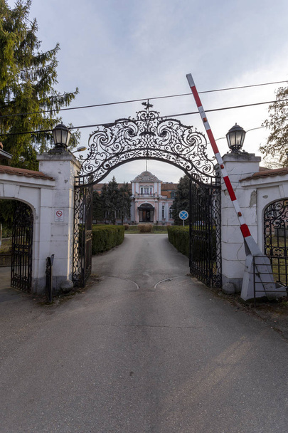 Puerta del castillo Solymosy-Gyurky ahora Hospital Selye Janos en K
 - Foto, Imagen