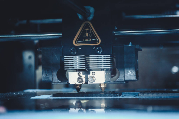 3D tulostin tulostaa musta litteä muotoja lähikuva
 - Valokuva, kuva