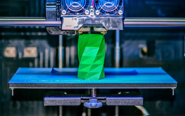 3D tiskárna funguje a vytváří objekt z rozpáleného roztaveného plastu - Fotografie, Obrázek
