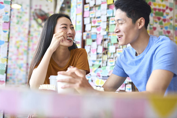 junges Paar diskutiert in einem Café  - Foto, Bild