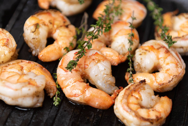 Fried shrimps with herbs, close up view. - Foto, Imagen