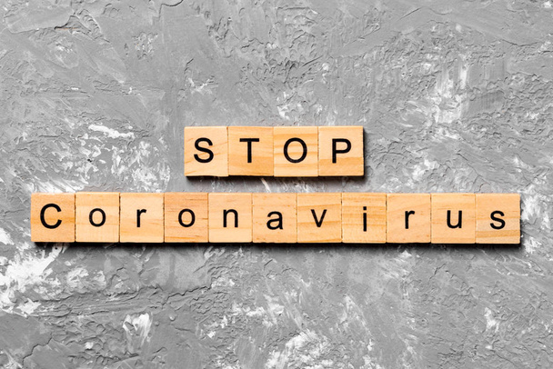 Detener coronavirus palabra escrita en bloque de madera. texto sobre tabla de madera para su diseño, Wuhan Stop Coronavirus, 2019-nCoV. concepto vista superior
 - Foto, imagen