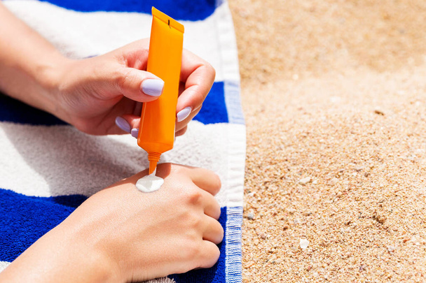 Donna attraente è sdraiato su un asciugamano a strisce in spiaggia e mq
 - Foto, immagini