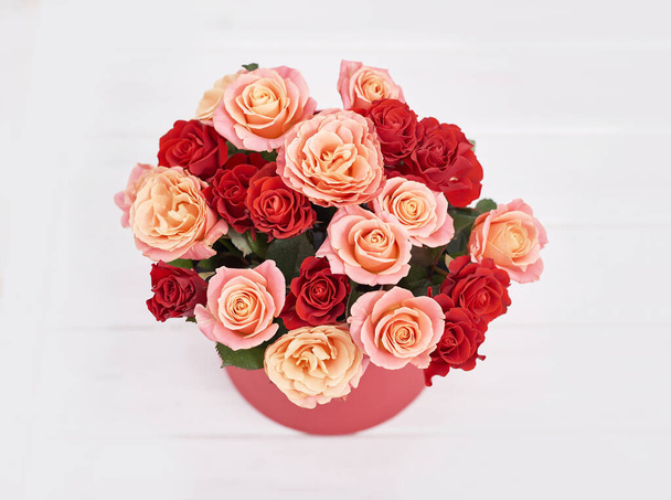 Ημέρα του Αγίου Βαλεντίνου ρομαντικό φόντο με λουλούδια τριαντάφυλλα. Valentine Card με αντίγραφο χώρου. Λουλούδια σε κουτί δώρου. Ημέρα του Αγίου Βαλεντίνου ευχετήρια κάρτα πρότυπο 14 Φεβρουαρίου. Χρόνια πολλά ή γαμήλια κάρτα - Φωτογραφία, εικόνα